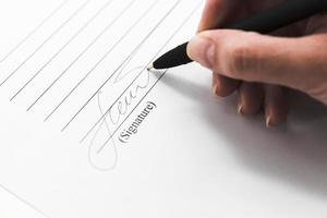 document de signature à la main avec un stylo, gros plan