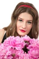 portrait de une magnifique fille avec rose fleurs. femme portrait dans le style de le années soixante-dix. photo