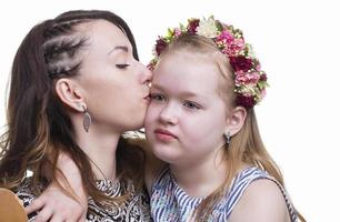 maman baisers le fille de une adolescent. photo