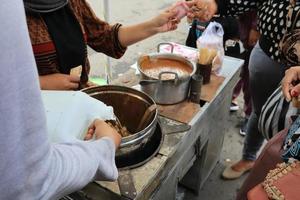 tégal, janvier 2023. assouvir kojek ou cilok, une traditionnel indonésien rue nourriture fabriqué de Tapioca farine. photo