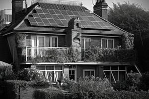 photoréaliste solaire panneaux installée sur le toit de une moderne loger, soulignant le utilisation de alternative énergie pour une durable avenir. photo