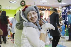 une femme dans une lapin costume à le Noël faire la fête. photo