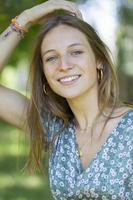 magnifique aux yeux bleus fille avec taches de rousseur. photo