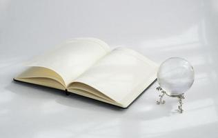 le abstrait blanc voyance ou prédire avec une cristal Balle et livre nettoyer minimal style ambiance Contexte photo