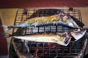 gril poisson avec Feu et fumée photo