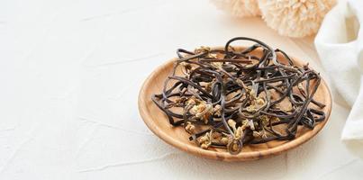 coréen séché fougère ou fougère gosari dans bois assiette sur blanc table Contexte. coréen herbe séché fougère ou fernbrake. coréen nourriture séché fougère ou fougère photo