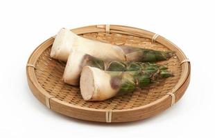 sucré tirer bambou dans une en bois assiette isolé sur blanc Contexte. sucré tirer ou racine bambou dans une en bois assiette isolé sur blanc Contexte photo