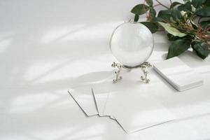 le abstrait blanc voyance ou prédire avec une cristal Balle et livre nettoyer minimal style ambiance Contexte photo