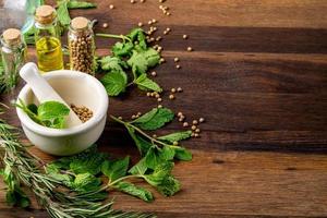 Haut vue mortier avec herbes sur en bois table photo