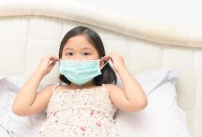 malade fille porter protection masque à protéger virus photo
