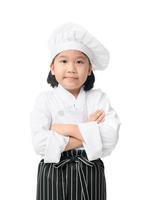 mignonne fille chef avec cuisinier chapeau et tablier isolé photo