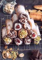 magnifique assorti sucré cannolis photo