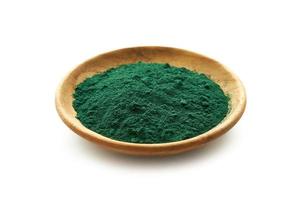 spiruline poudre dans bois assiette isolé sur blanc Contexte. vert spiruline poudre dans une en bois plat isolé sur blanc Contexte. spiruline ou algue poudre isolé sur blanc Contexte photo