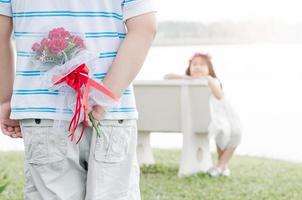 bouquet des roses dans main homme pour peu la mariée photo