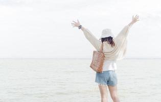 liberté et bonheur femme à barrage avec doux lumière. photo