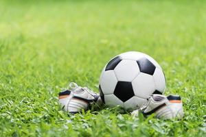 Football sur vert herbe et Goujon chaussure photo
