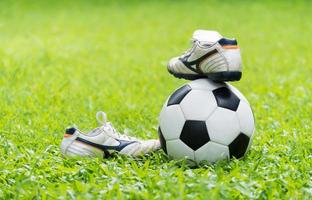 Football sur vert herbe et Goujon chaussure photo