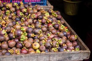 mangoustan reine de fruit.sain des fruits mangoustan arrière-plan, foncé mangoustan dans une supermarché local marché bouquet de mangoustan prêt à manger, été et Thaïlande fruit. photo