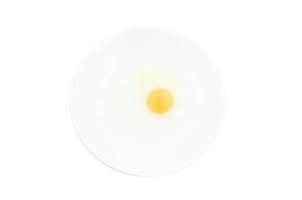 brut Oeuf jaunes dans une blanc bol isolé sur blanc arrière-plan, à préparer pour une haute protéine régime a aidé dans le croissance de une personne corps photo
