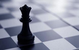 échecs pièces sur une échiquier pour des idées et compétition et stratégie. affaires Succès concept photo