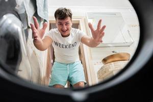 homme vue de la lessive machine à l'intérieur. photo