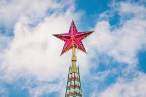 kremlin étoile contre bleu nuageux ciel sur ensoleillé journée photo