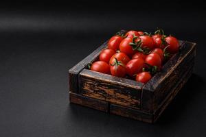 Frais rouge Cerise tomates dans une en bois ancien boîte photo