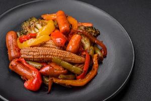 mélanger de des légumes maïs, carottes, poivrons, brocoli, oignons dans teriyaki sauce photo