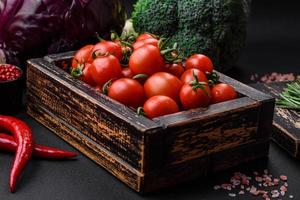 Frais rouge Cerise tomates dans une en bois ancien boîte photo