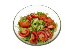 salade de tranché tomates et salade dans une verre bol photo