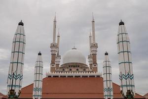 génial mosquée sur le semarang central Java, lorsque journée temps avec nuageux ciel. le photo est adapté à utilisation pour ramadhan affiche et musulman contenu médias.