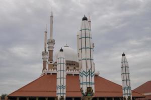 génial mosquée sur le semarang central Java, lorsque journée temps avec nuageux ciel. le photo est adapté à utilisation pour ramadhan affiche et musulman contenu médias.