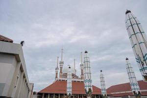 génial mosquée sur le semarang central Java, lorsque journée temps avec nuageux ciel. le photo est adapté à utilisation pour ramadhan affiche et musulman contenu médias.