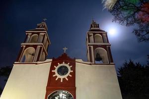 église à nuit avec une lumière. san miguel de Las casitas xichu guanajuato Mexique photo