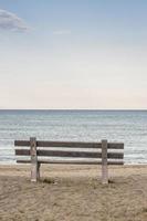 banc à la plage au bord de la mer photo