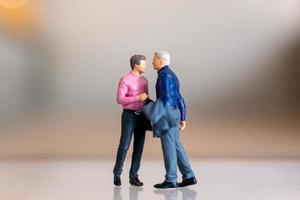 personnes miniatures, couple gay debout ensemble et espace de copie pour le texte, concept lgbt photo