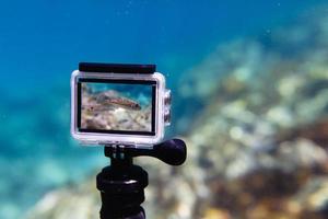 en utilisant une caméra d'action dans une boîte étanche pour faire des photos et des vidéos sous l'eau