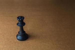 Pièce d'échecs de la reine sur fond marron photo