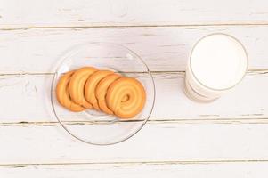 journée mondiale du lait, boire du lait et manger des biscuits, petit-déjeuner sain photo