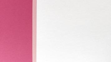 plat simple poser avec une texture pastel. fond de papier rose et blanc. photo de stock.