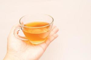 verre tasse de chaud gingembre thé isolé sur blanc Contexte. photo