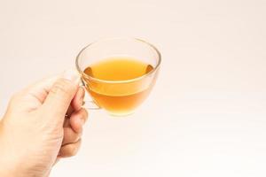 verre tasse de chaud gingembre thé isolé sur blanc Contexte. photo