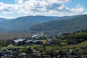 Panorama aérien du village de Kultuk avec un ciel bleu clair en Russie photo