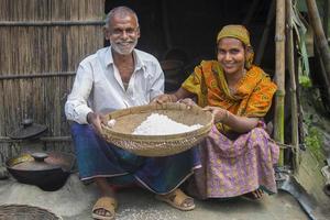 bangladesh février 09, 2018 une village homme et femme affichage khoi gonflé riz de binni dhan décortiquer glutineux riz comme bengalis traditionnel festivals repas à savar, dacca. photo