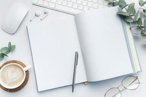 moderne blanc Bureau bureau table avec ordinateur portable, carnet et autre fournitures. photo