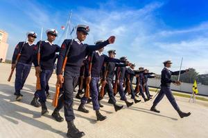 certains de le Jeune qualifié soldats sont exercice sur le de bonne heure Matin d'or temps. photo