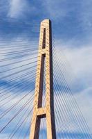 Pont russky avec un ciel bleu nuageux à Vladivostok, Russie photo