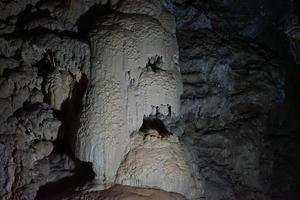Stalactites et stalagmites dans le nouvel athos dans une grotte en abkhazie photo
