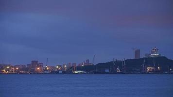 Paysage marin avec des navires dans un port de nuit à Vladivostok, Russie photo