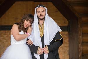 jeune marié arabe et européen la mariée. international des couples. multinational les amoureux. photo